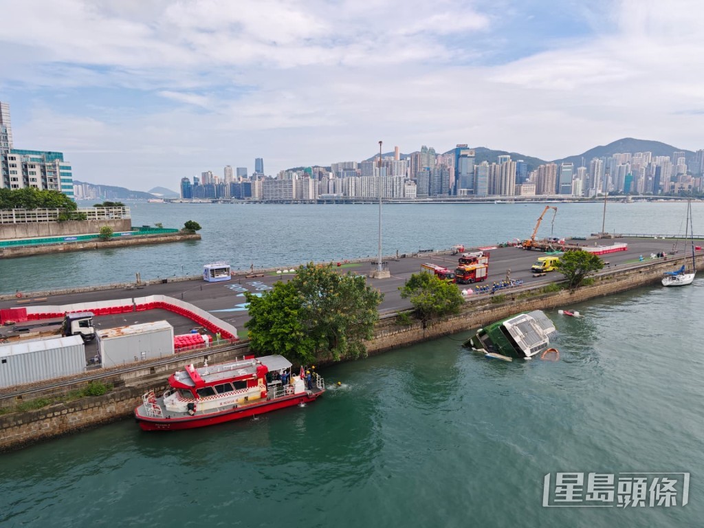 觀光船入水下沉，消防到場搜索。莫家文攝
