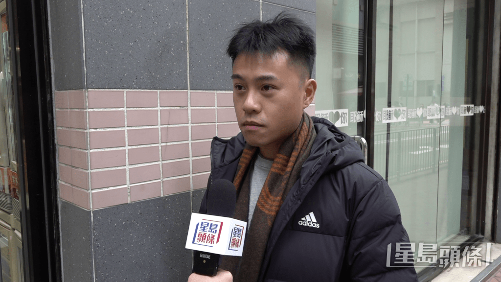 附近上班的崔先生。谢焯成摄 附近上班的崔先生。谢焯成摄