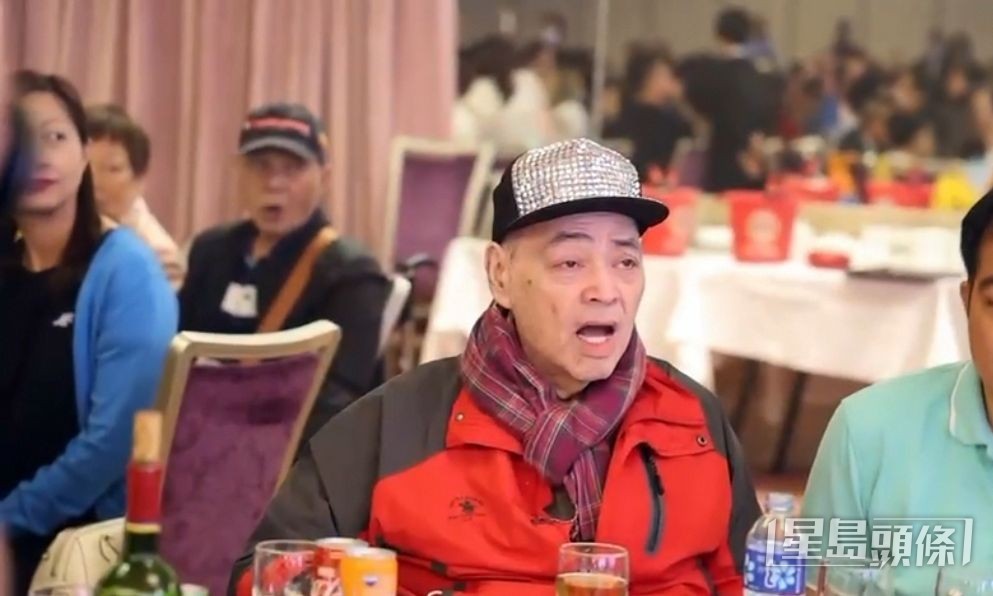 張偉文睇得好投入係咁跟住唱。 張偉文睇得好投入係咁跟住唱。