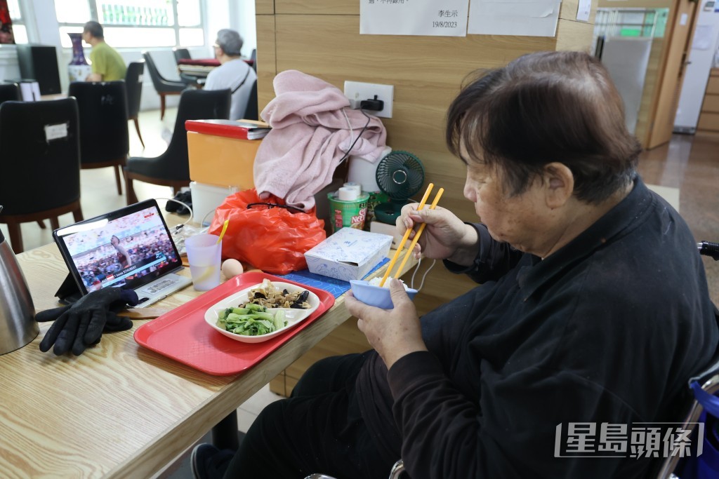 睇住私伙电视食饭。