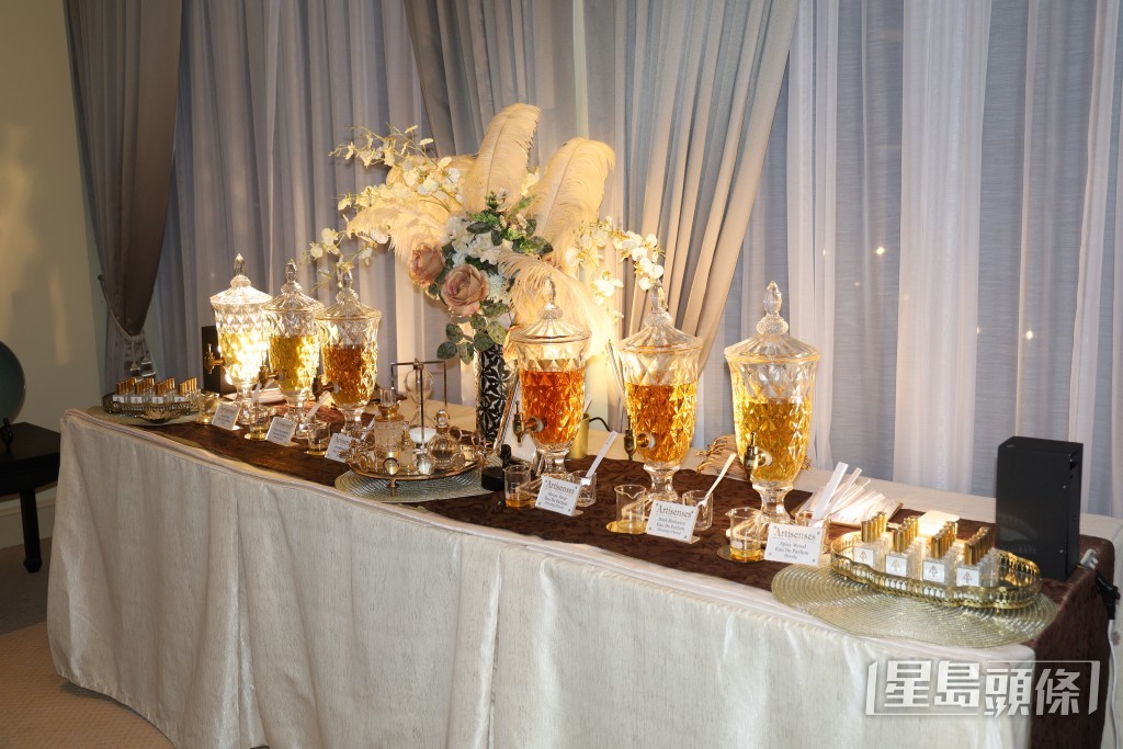 婚禮現場有Perfume Bar，讓賓客自己調校香水。
