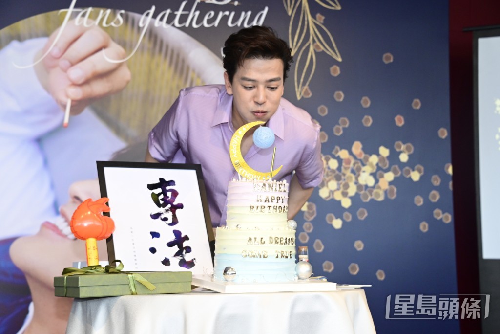 吹熄蠟燭，現場一片祝福聲。
