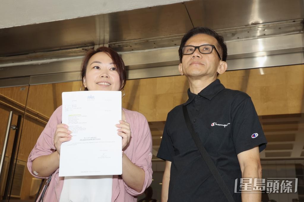 2023年7月，上訴庭裁定死者家屬梁淑玲（左）與趙炳全（右）上訴得直，下令召開死因聆訊，梁展露笑顏。 資料圖片
