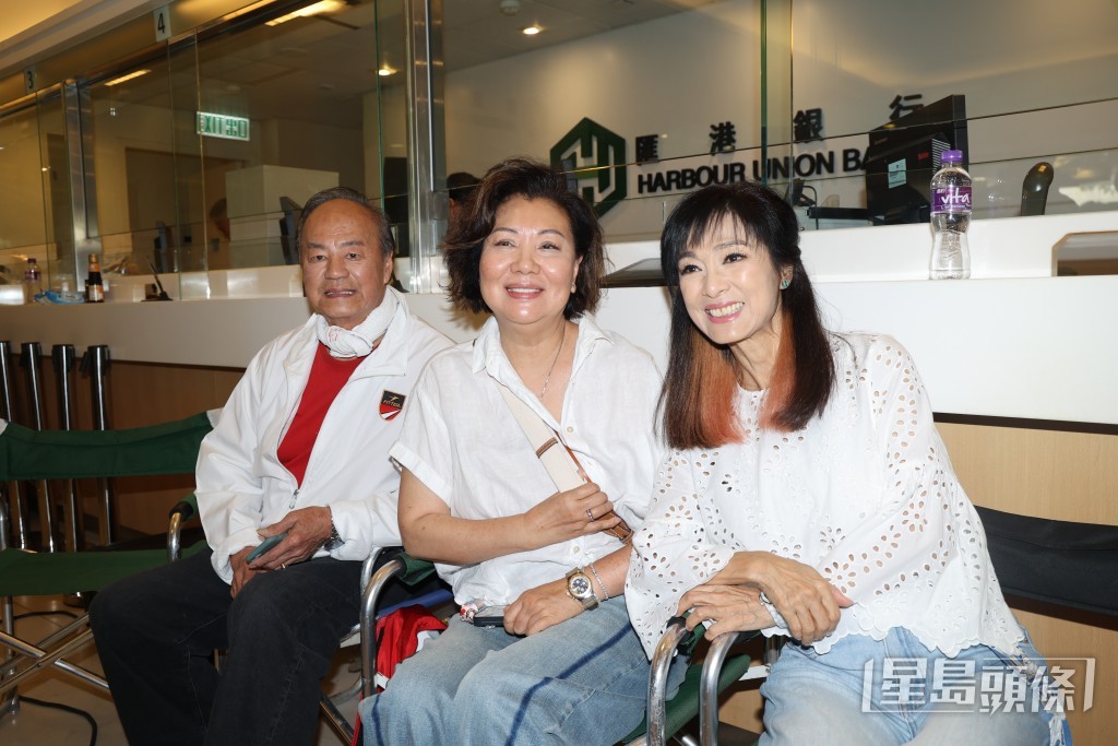 陶敏明（中）到場支持老公狄龍。