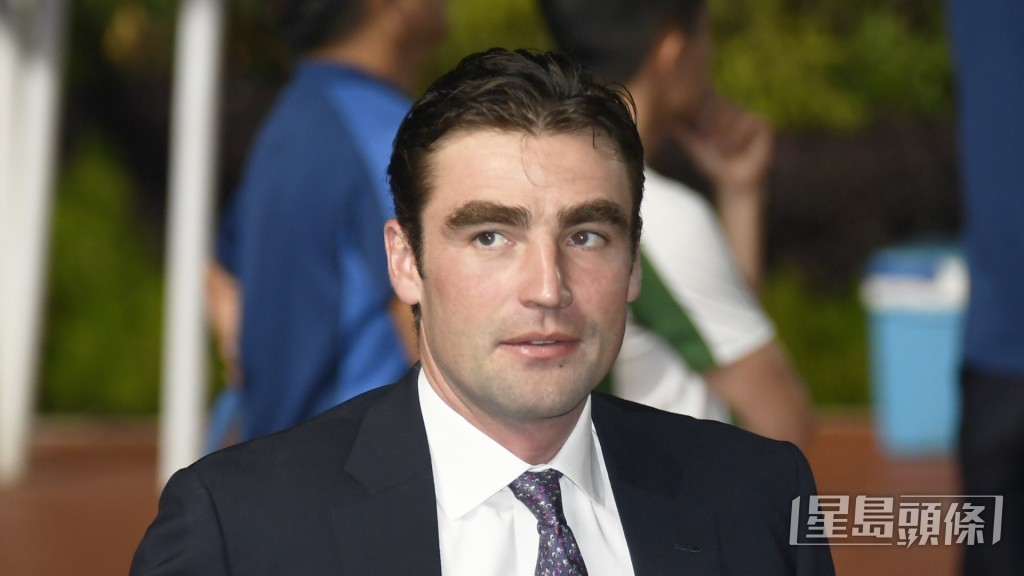 今朝「开心老板」今朝到内圈出试之后，游达荣匆匆赶到机坪接马。