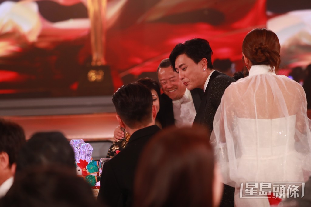 黃宗澤難得返嚟娘家，梗係要周圍騰同人傾偈。