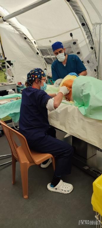 吳少彬與團隊為加沙的傷者提供緊急醫療服務。 受訪者提供