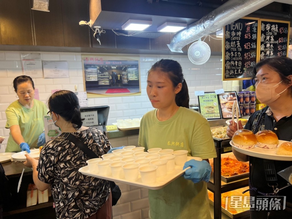 餅店為排隊的市民提供飲用水。林曉敏攝