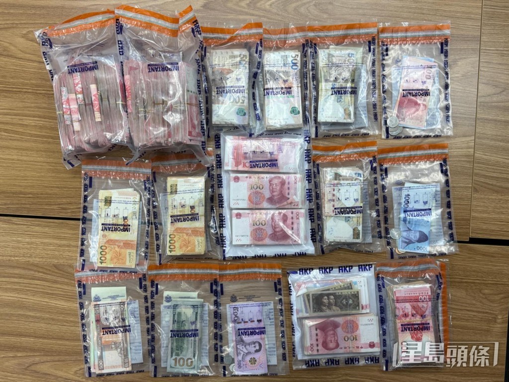 警方突擊搜查主腦住所，發現大量現金飾物，懷疑為犯罪得益。警方圖片
