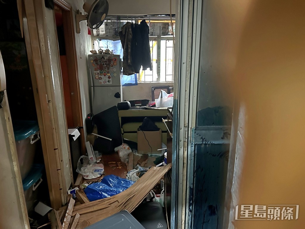 血案單位一片凌亂。楊偉亨攝 血案單位一片凌亂。楊偉亨攝