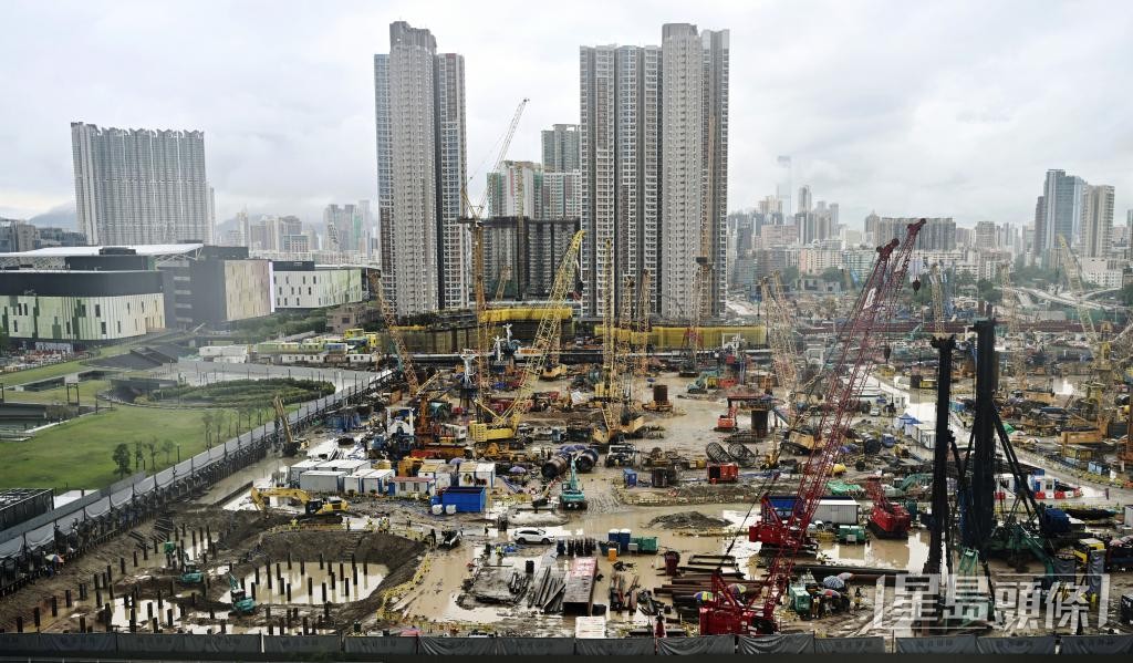 暴雨過後地盤積水濕滑,容易導致工人跌倒或觸電。 暴雨過後地盤積水濕滑,容易導致工人跌倒或觸電。