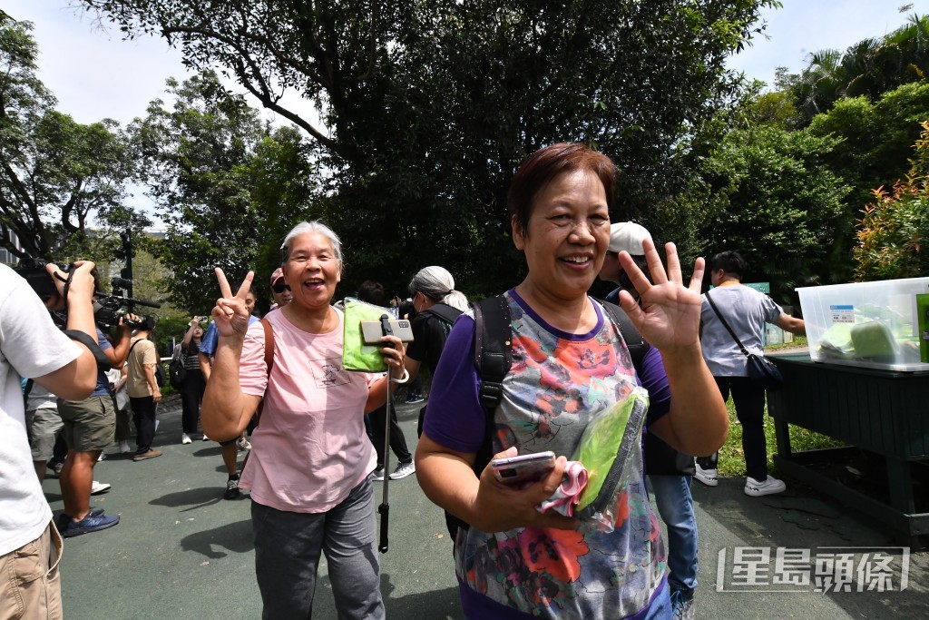 陳女士（後）在電視上得知今日是首個開放日，特意前來「打卡」。陳極彰攝