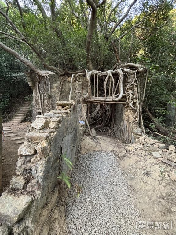 義工用碎石平整地面，以大磚砌成石級，令「四字屋」耳目一新。 受訪者提供