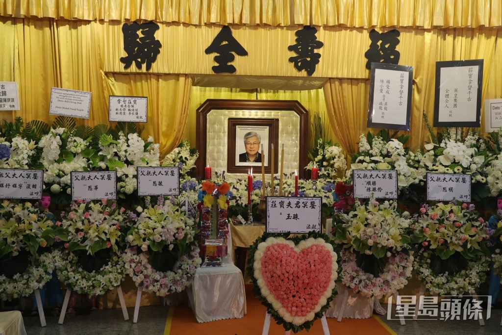 庄思敏﹑庄思明和庄思华3月初为父亲庄宝在红磡世界殡仪馆举行丧礼。