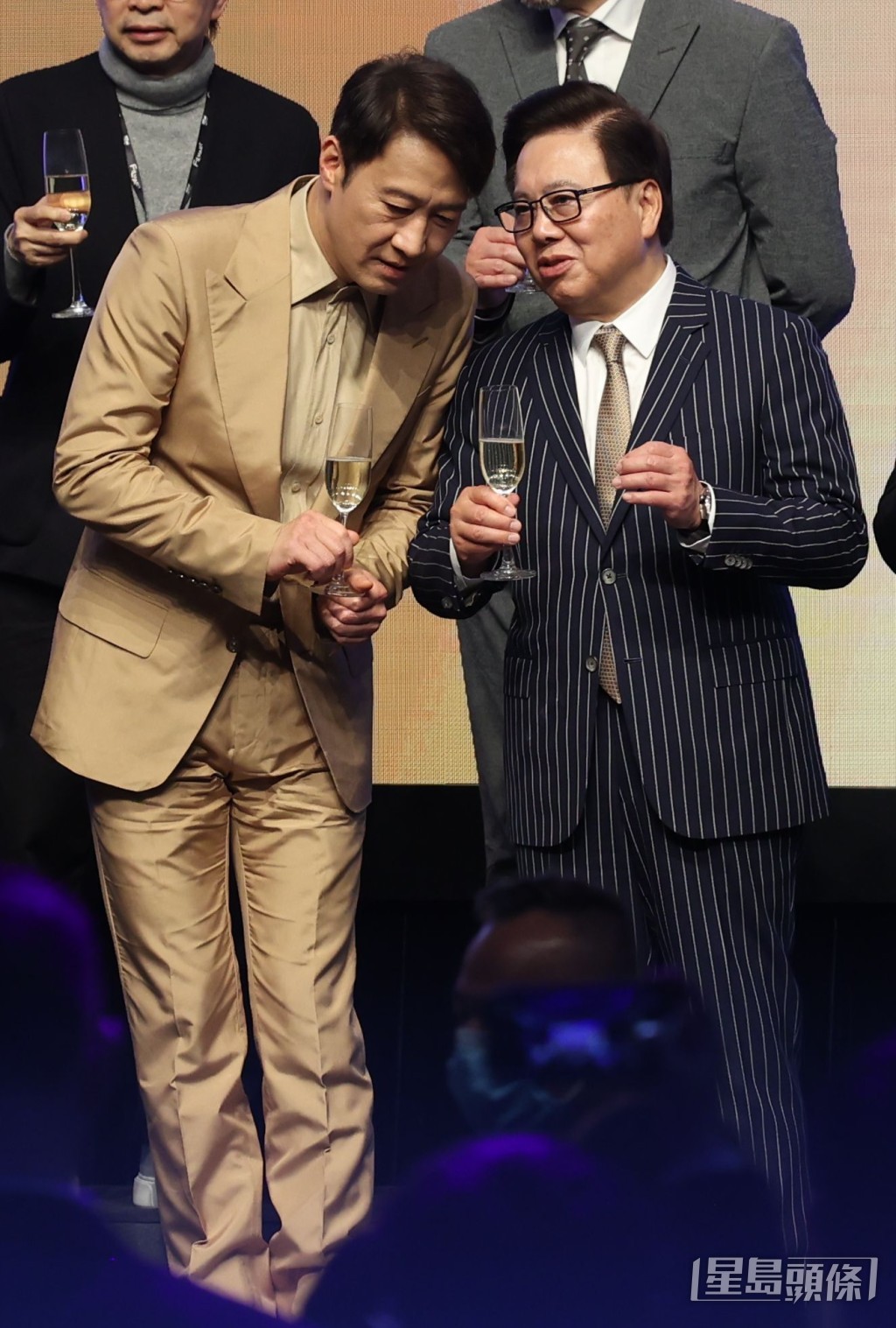 跟嘉賓王英偉交談。