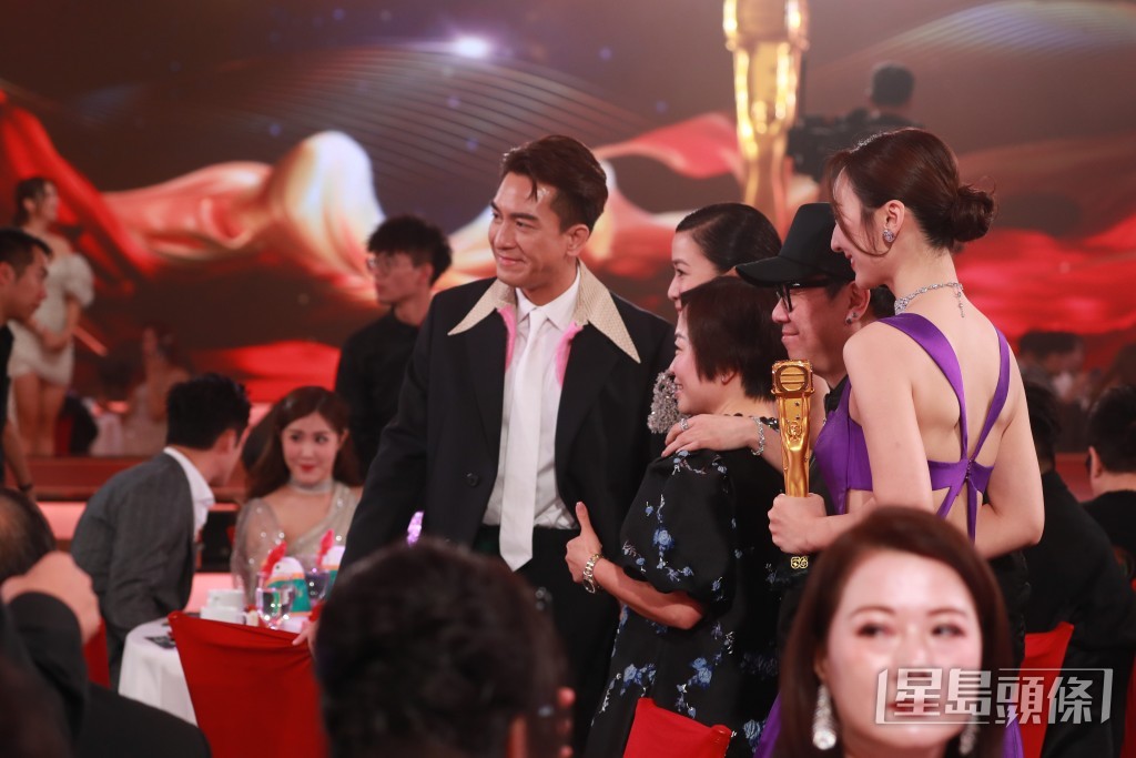 馬國明與眾拍檔合照。