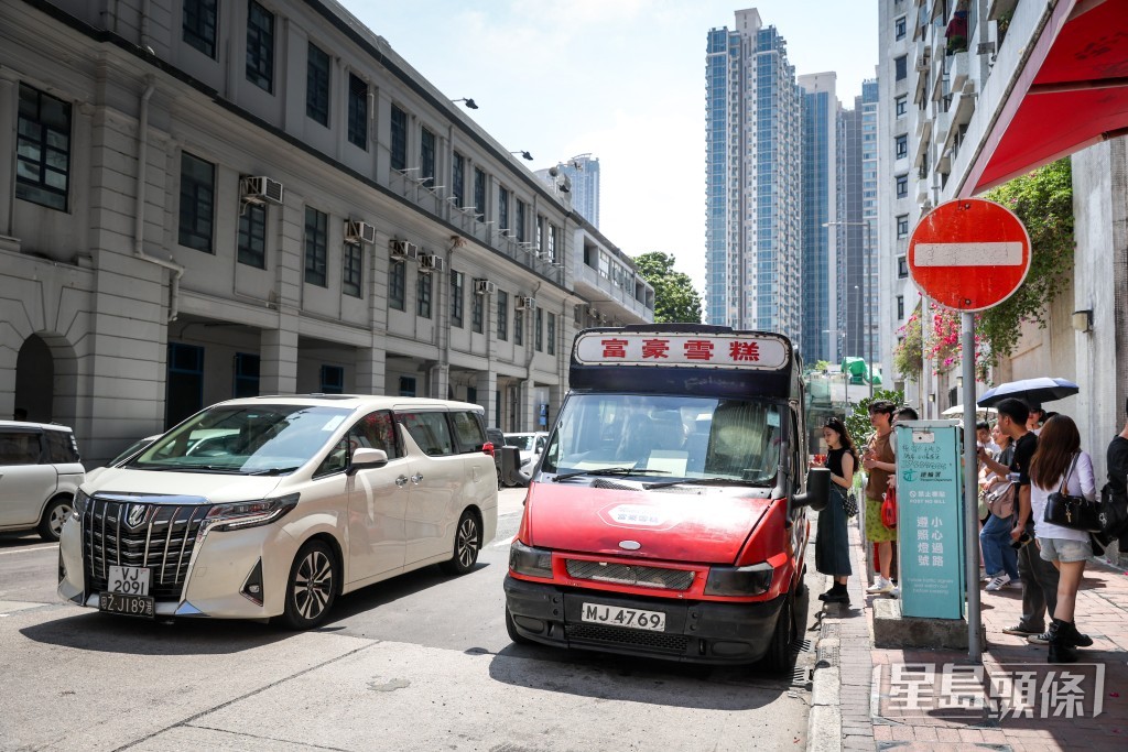 附近停泊的富豪雪糕車和超市都成為打卡客的「補給站」。 附近停泊的富豪雪糕車和超市都成為打卡客的「補給站」。