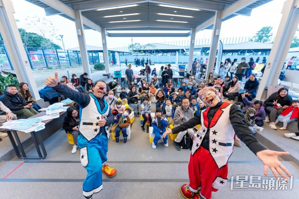 團隊跟小丑演員合作到不同地方演繹繪本。