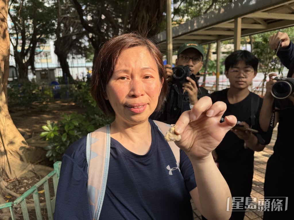她展示失而復得的玉鐲及金佛仔飾物。 她展示失而復得的玉鐲及金佛仔飾物。