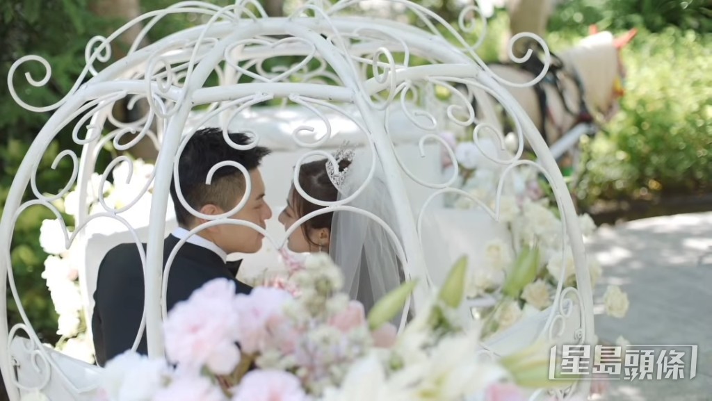 Cedric為何依婷掀起頭紗，兩人就幸福地在馬車接載下抵達教堂。