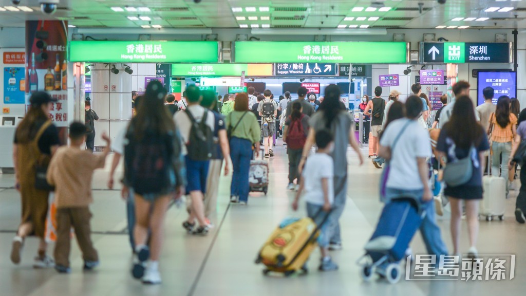 今日( 5日 )是內地五一黃金周最後一日,不少旅客經各個陸路口岸返回內地。 今日( 5日 )是內地五一黃金周最後一日,不少旅客經各個陸路口岸返回內地。