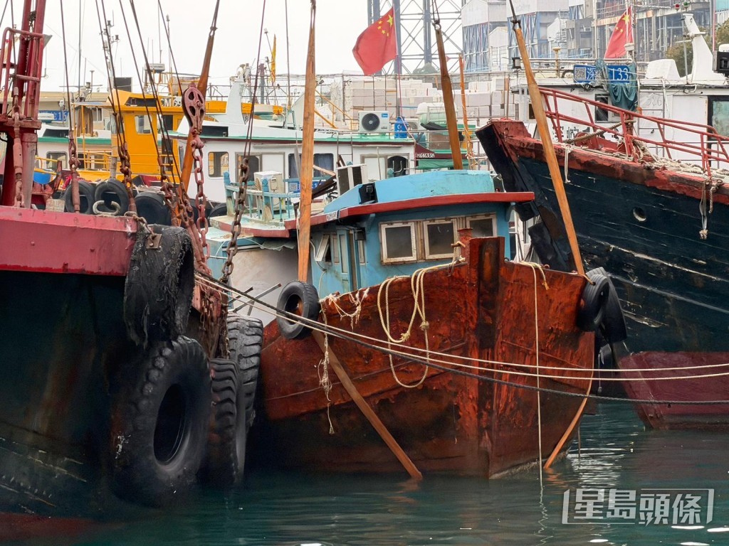 事發位置為藍色船隻。曾志恆攝 事發位置為藍色船隻。曾志恆攝