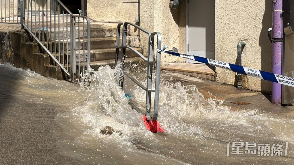 第二街爆地下鹹水管。劉漢權攝