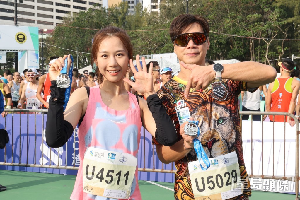 何沛珈（左）58分16秒就跑完10公里。