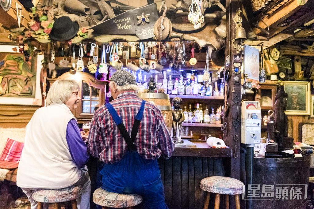 有德國伯伯在客廳設小吧枱，每當與太太吵架，便相約晚上在「酒吧」碰杯和好。