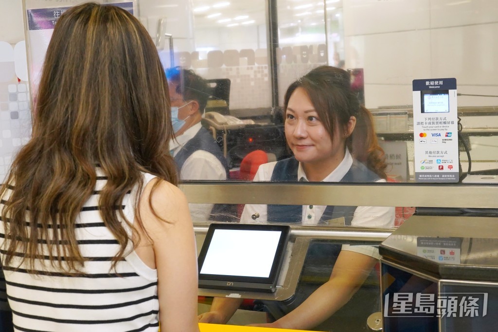 黃美圻任半職客務聯絡主任，指港鐵提供培訓讓她學習鐵路知識，而恰巧兩位兒子都是鐵路迷，工作令她與兒子有更多交流話題。葉偉豪攝