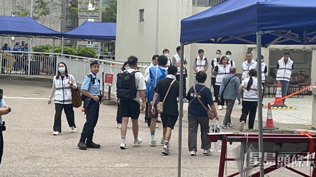 居民陸續上樓執拾。楊偉亨攝 居民陸續上樓執拾。楊偉亨攝