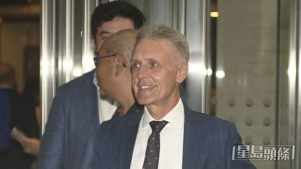 今朝「穿甲金鷹」出跳後，廖康銘立即趕到機坪接馬，繼而捉住艾兆禮密斟。