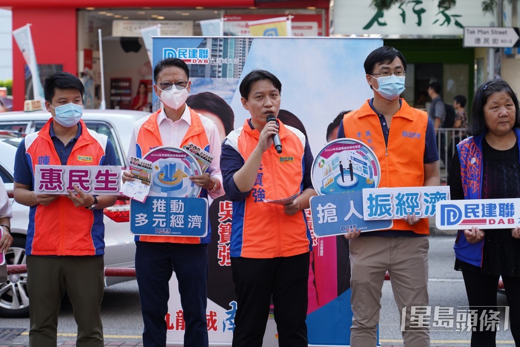 九龍城區議會副主席吳寶強(中)指,居民反映希望加快舊樓重建,另外九龍城區交通擠塞的問題非常嚴重,望政府盡快設置智能停車場,改善泊位供應。葉偉豪攝 九龍城區議會副主席吳寶強(中)指,居民反映希望加快舊樓重建,另外九龍城區交通擠塞的問題非常嚴重,望政府盡快設置智能停車場,改善泊位供應。葉偉豪攝