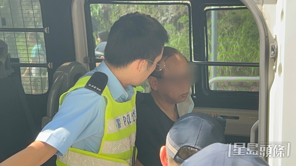 客貨車司機被帶署調查。楊偉亨攝