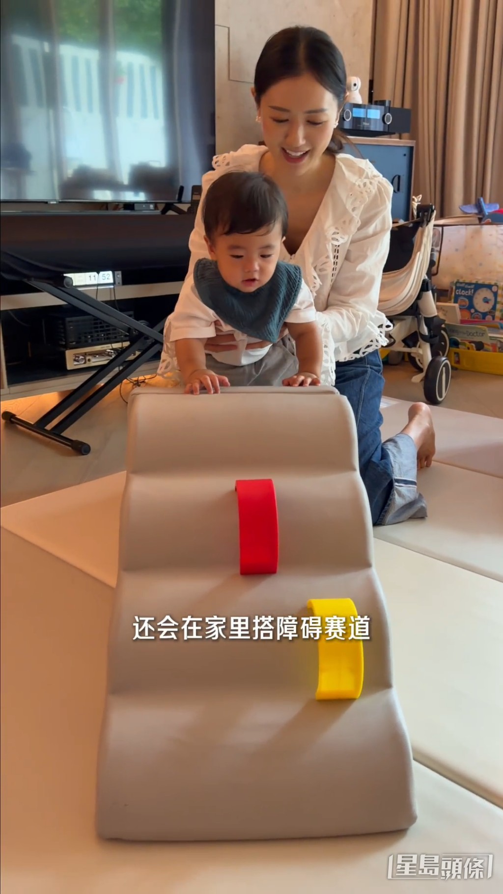 張寶兒親自陪同細仔攀爬障礙賽道,訓練體能。 張寶兒親自陪同細仔攀爬障礙賽道,訓練體能。
