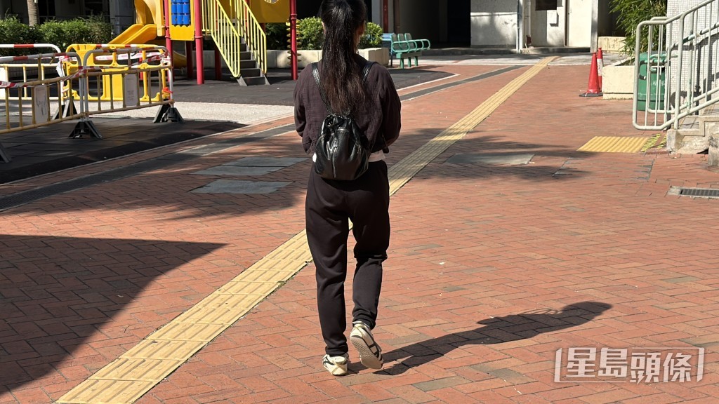 陳小姐指採樣後需三至四個星期才有化驗結果。梁國峰攝 陳小姐指採樣後需三至四個星期才有化驗結果。梁國峰攝