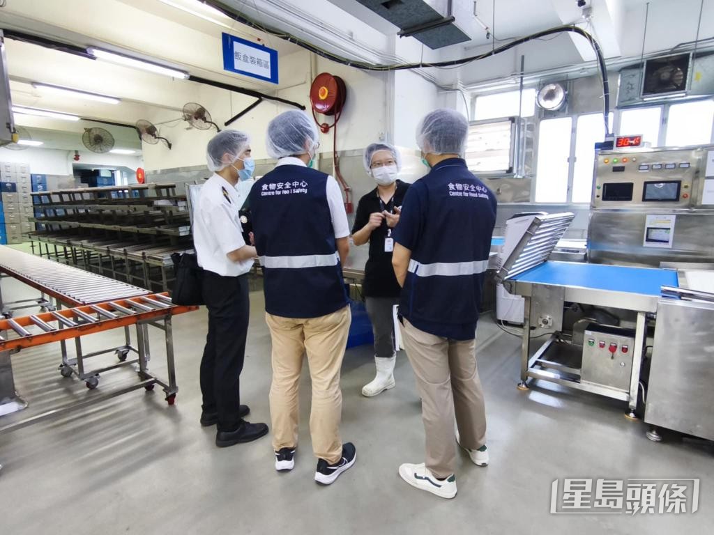 食環署食安中心及環境衞生部在開學前巡查相關持牌食物製造廠。 食環署食安中心及環境衞生部在開學前巡查相關持牌食物製造廠。