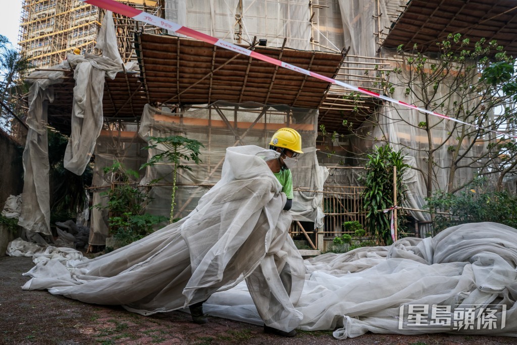 房屋署已於今日完成拆除15個公共屋邨的棚網。 房屋署已於今日完成拆除15個公共屋邨的棚網。