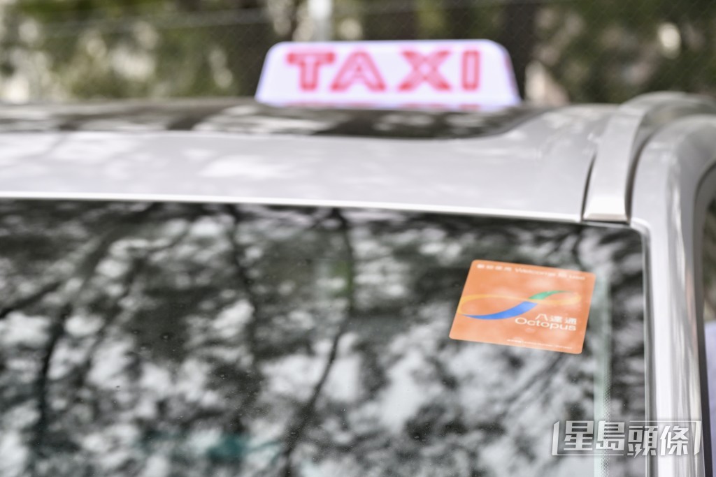 乘客可透過「八達通」應用程式,預約的士車隊服務。劉駿軒攝 乘客可透過「八達通」應用程式,預約的士車隊服務。劉駿軒攝