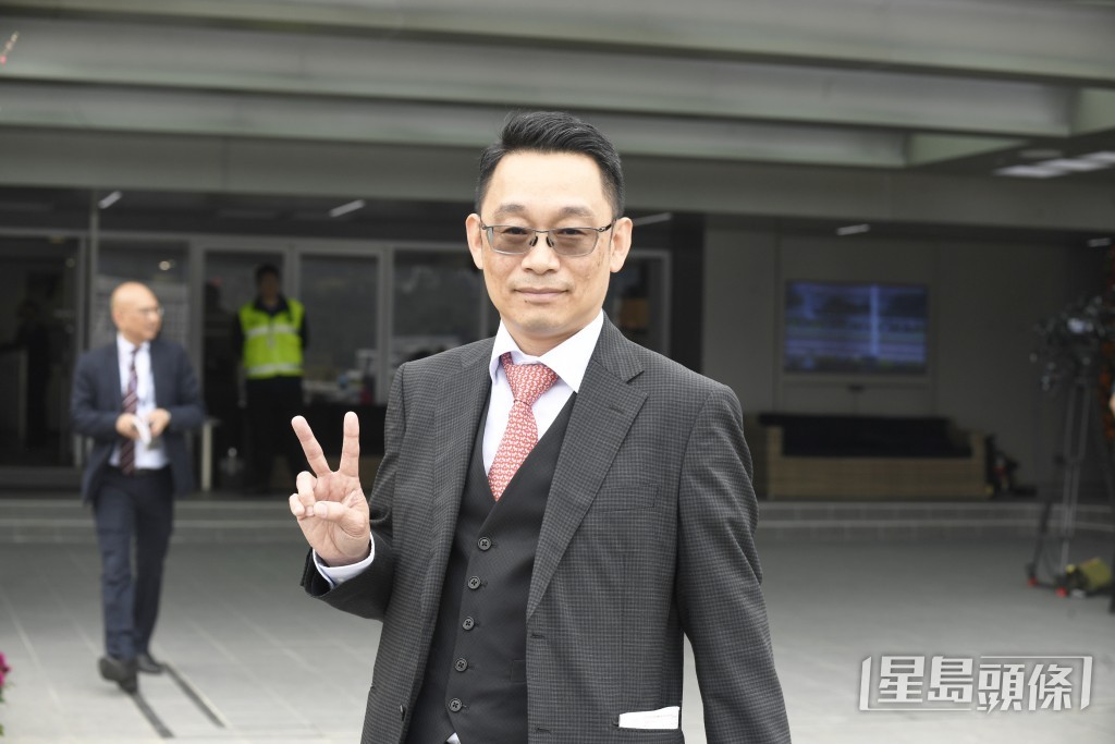 今朝丁冠豪同金誠剛一再出雙入對傾過唔停。