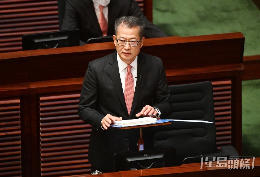 陈茂波今年2月在立法会发表《财政预算案》报告。资料图片 陈茂波今年2月在立法会发表《财政预算案》报告。资料图片