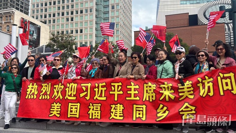 国家主席习近平国下塌的酒店前，数千名华侨夹道欢迎。苏婕雅摄