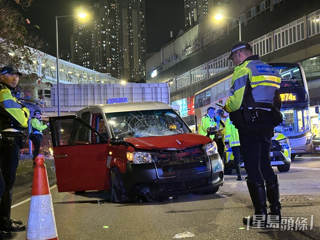 的士車頭冚摺起,擋風玻璃碎裂。 的士車頭冚摺起,擋風玻璃碎裂。