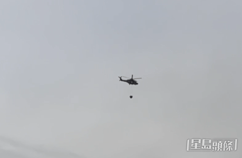政府飞行服务队派出直升机到场掟水弹救火。林思明摄
