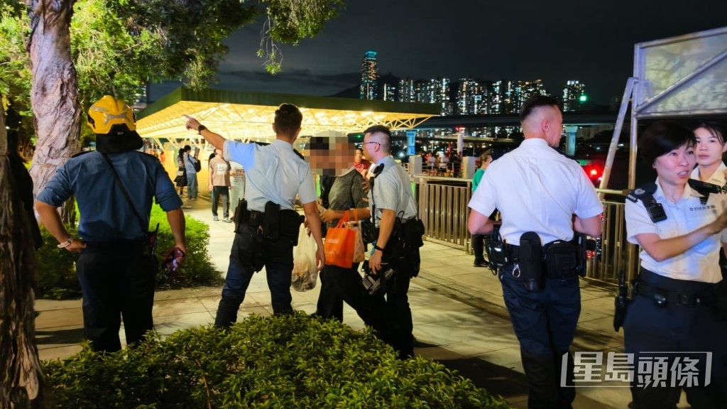 至晚上10時許,警方相信事件涉及有人虛報,確定無人墮海。黃文威攝 至晚上10時許,警方相信事件涉及有人虛報,確定無人墮海。黃文威攝
