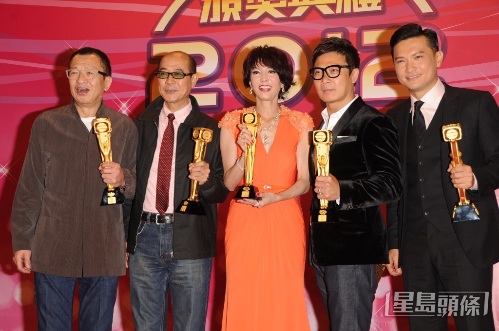 李成昌在无线工作近45年，2012年与钱嘉乐、许绍雄、陈锦鸿、郑裕玲同获“杰出演员大奖”。