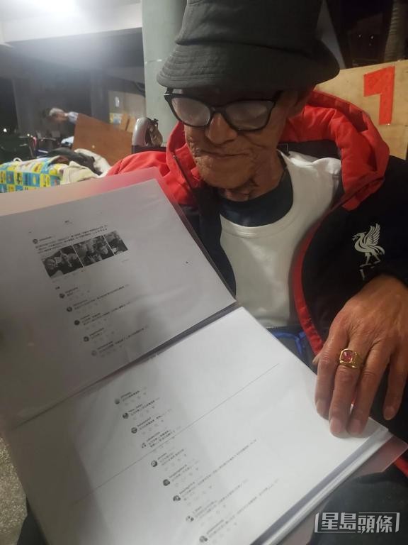 Joshua曾發動網友為街友送上生日祝福，並將祝福語句列印成冊，送給街友。 受訪者提供