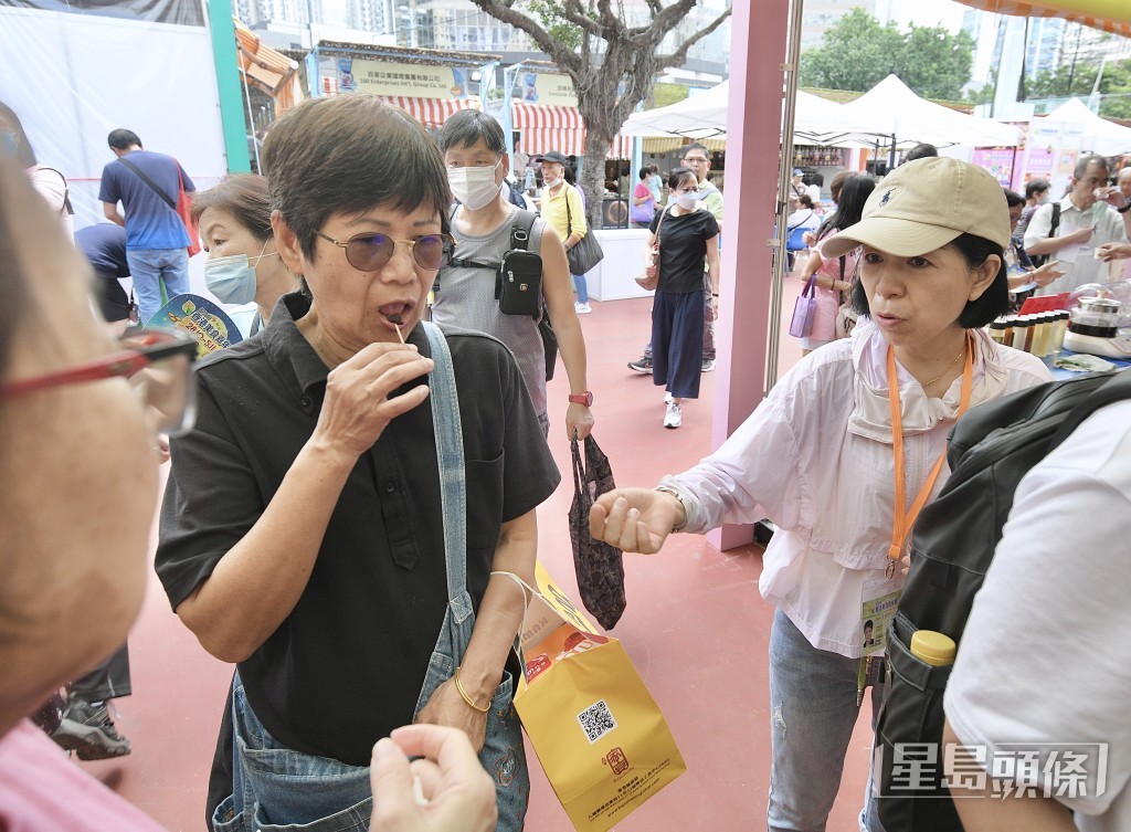 “第10届香港美食嘉年华”今日起一连9天在葵涌运动场举行，现场人头涌涌。陈浩元摄