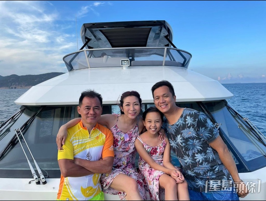 朱凱婷一家三口不時出遊。