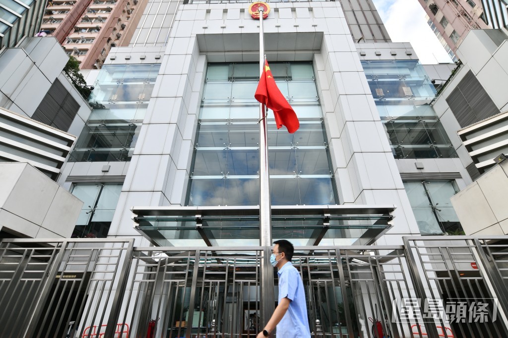 中聯辦下半旗致哀。（盧江球攝）